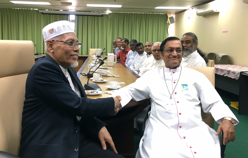 Penang mufti Datuk Dr Wan Salim Mohd Noor (left) and Bishop Sebastian Francis before their closed door meeting in George Town this morning. – The Malaysian Insider pic, February 29, 2016.