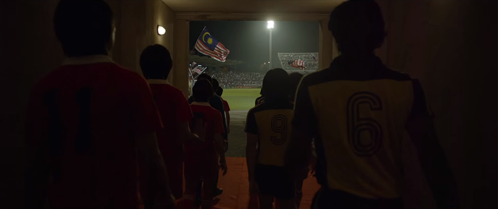 Ola Bola bukan sekadar filem bola sepak, tetapi menyentuh isu perpaduan kaum dalam lambakan berita kekecewaan politik dan ekonomi rakyat Malaysia. – Gambar trailer Ola Bola, 6 Februari, 2016.