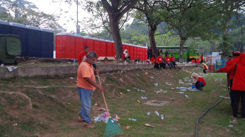 The Urban Wellbeing, Housing and Local Government Ministry says Bersih 4 and the ‘red shirt’ rally organisers have yet to settle their respective cleaning bills. – The Malaysian Insider file pic, March 10, 2016.