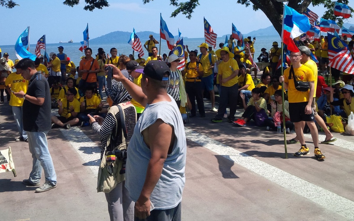 Bersih 4 march in Sabah takes a breather opposite the Masjid Bandaraya Kota Kinabalu. – The Malaysian Insider pic, August 30, 2015.