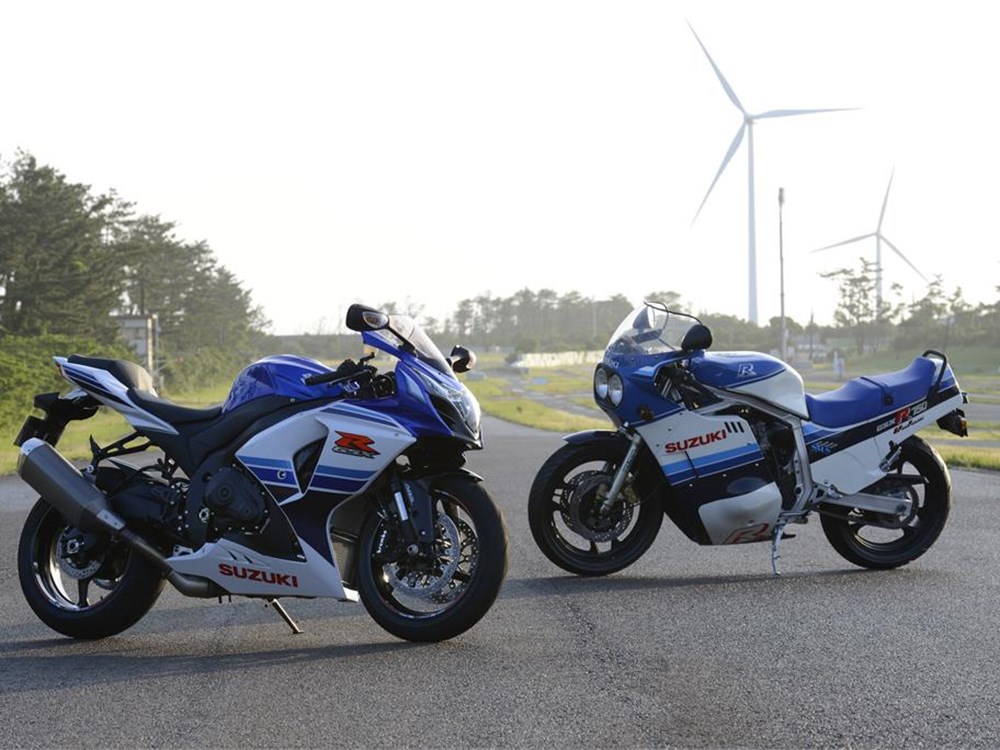 The anniversary edition GSX-R 1000 next to the 1985 original. – AFP/Relaxnews pic, July 11, 2015.