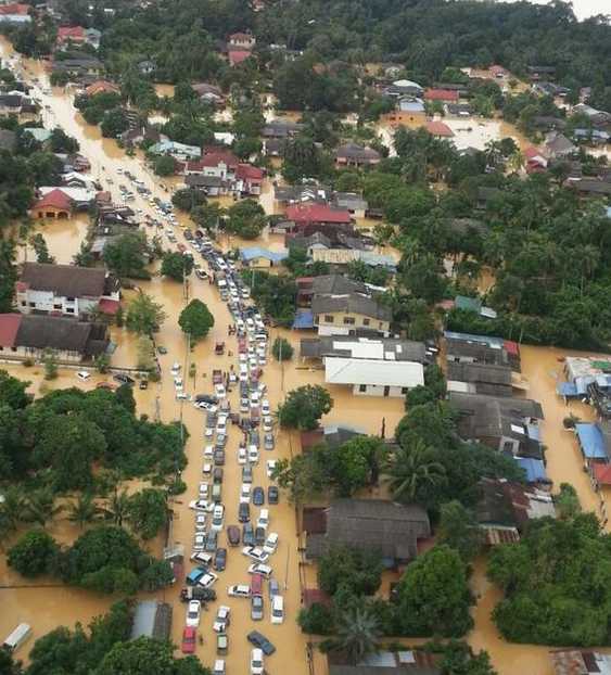 Banjir yang melanda semua 10 jajahan di Kelantan memaksa lebih 104,000 mangsa dipindahkan ke pusat pemindahan. – Gambar fail Jabatan Bomba dan Penyelamat, 2 Januari, 2015.