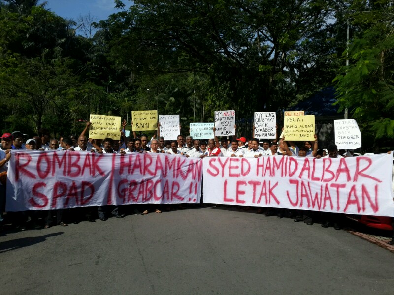 The taxi drivers holding up banners and placards at the rally. – The Malaysian Insider pic by Low Han Shaun, November 18, 2015.