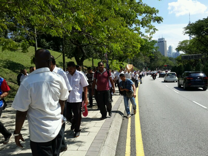 The cabbies on their way to Parliament to hand over two memoranda. – The Malaysian Insider pic by Low Han Shaun, November 18, 2015.