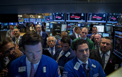 Traders work on the floor of the New York Stock Exchange July 17, 2014. US stocks fell sharply lower on Thursday, with the S&P 500 posting its biggest one-day percentage drop since April 10 on news that a Malaysian Airlines passenger jet crashed near the Ukraine-Russia border. The Dow Jones industrial average fell 161.39 points or 0.94% to end at 16,976.81. – Reuters pic, July 18, 2014.